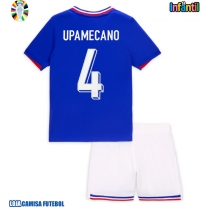 Camisa de Futebol França Dayot Upamecano #4 Equipamento Principal Infantil Europeu 2024 Manga Curta (+ Calças curtas)
